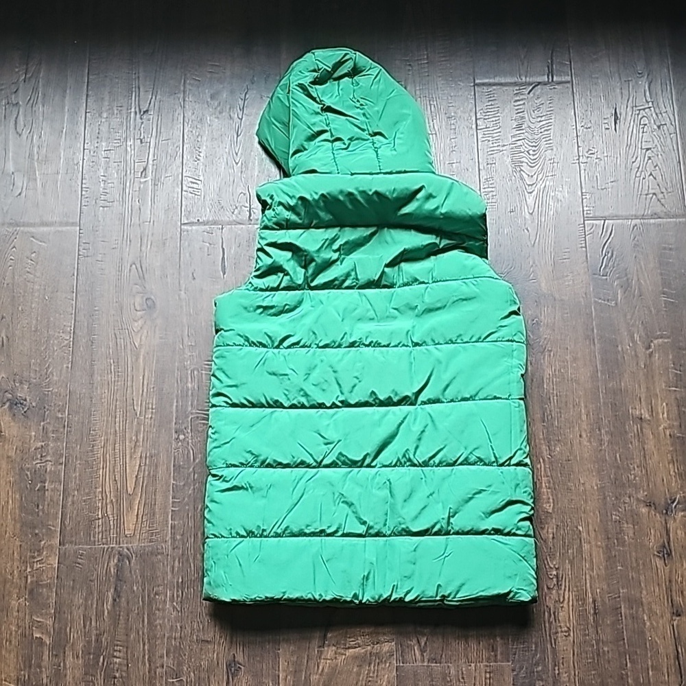 Green 💚 puffer vest with hood - Picture 3 of 3